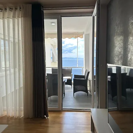 White Atrium Deluxe ساراندا